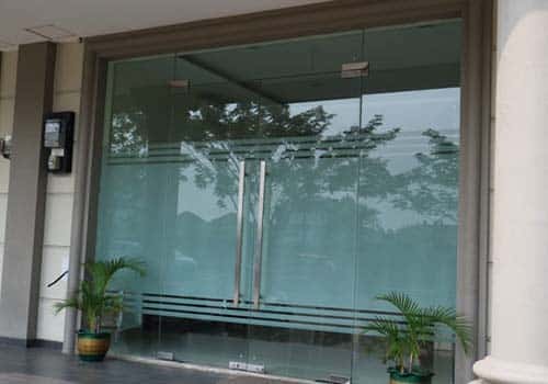 pintu-kaca-kantor-frameless